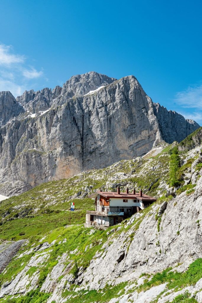 Il Rifugio Albani ai piedi del versante nord della Presolana. Foto Giacomo Meneghello, ClickAlps