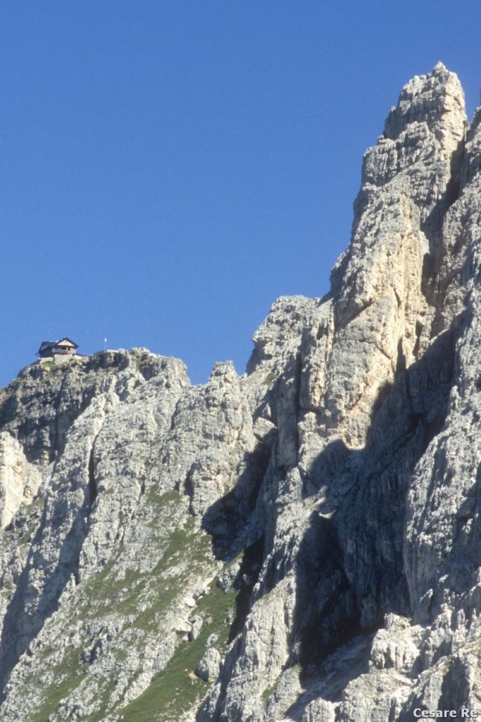 Il Rifugio Nuvolau (a sinistra). Foto Cesare Re