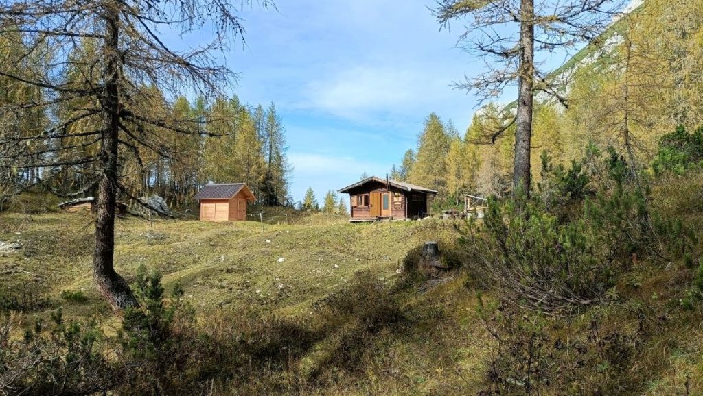 Il nuovo Bivacco Montanel, che sarà inaugurato il 29 settembre. Foto foto CAI Domegge