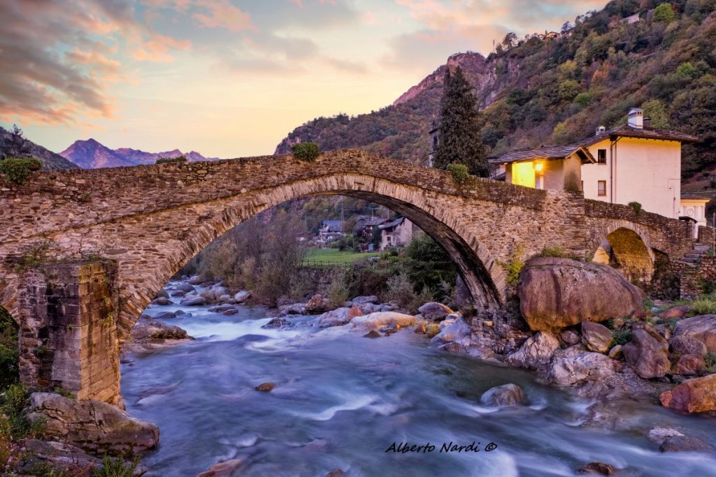 Il ponte sul Lys a Fontainemore. Foto Alberto Nardi