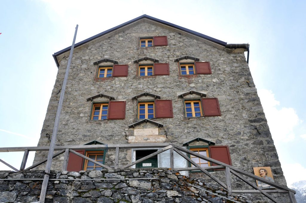 Il rifugio Payer, foto Stefano Ardito