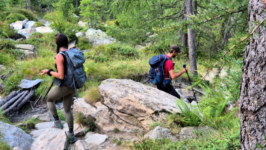 Il sentiero per il rifugio Ponti, foto Stefano Ardito