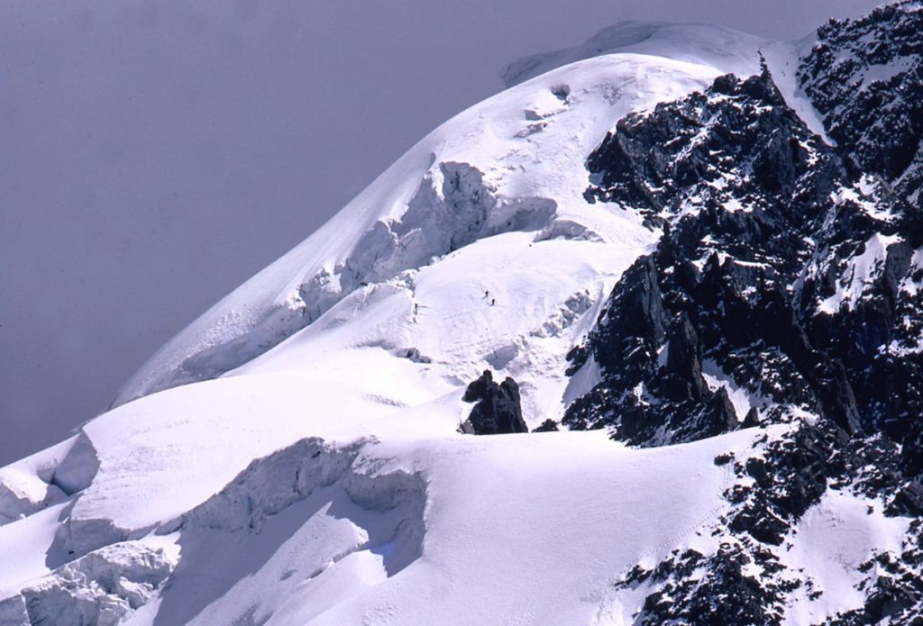 Il versante ovest del KaraKhali percorso dai primi salitori. Foto Rob Collister
