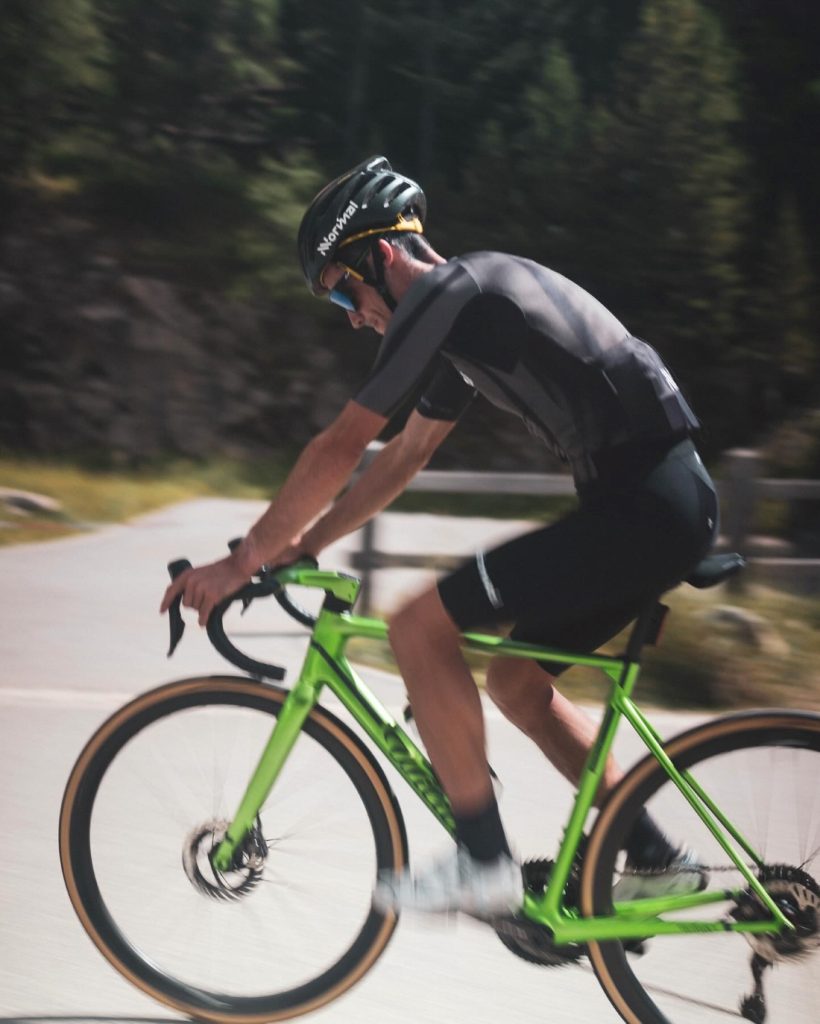 In bici verso La Fouly. Foto IG kilianjornet