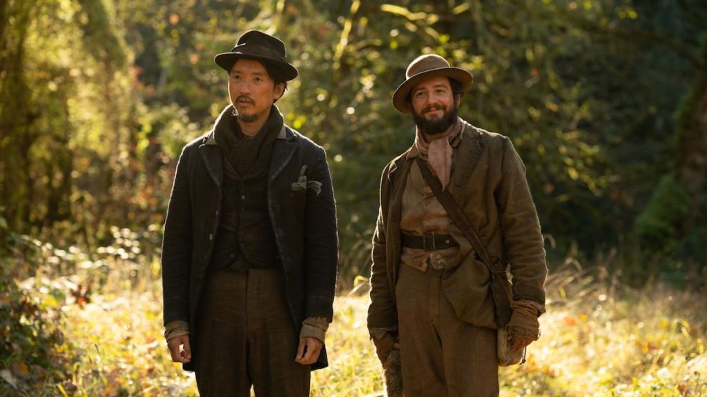 John Magaro e Orion Lee in una scena del film