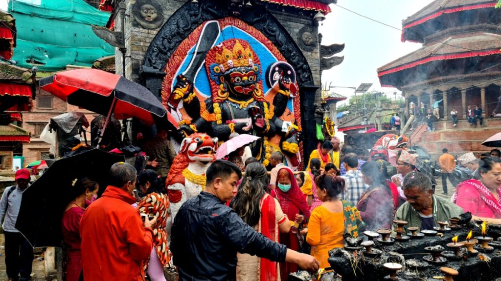 Kathmandu, la statua di Kala Bhairawa e i suoi fedeli, foto SA