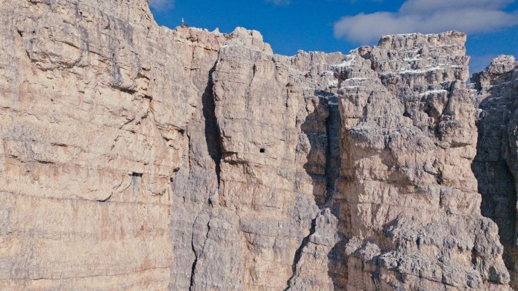 La buca di un cecchino su Torre di Toblin. Foto Luigi Tassi
