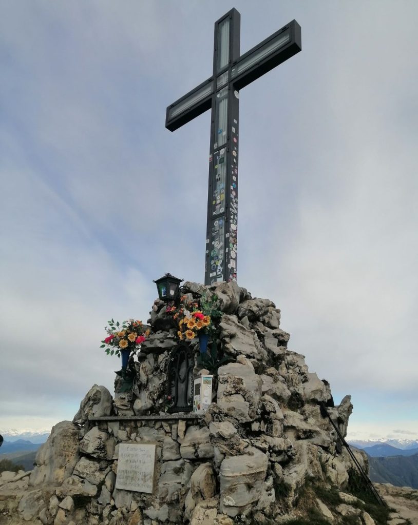 La croce di vetta del Monte Bolettone, nel Triangolo Lariano. Foto Ettore Pettinaroli