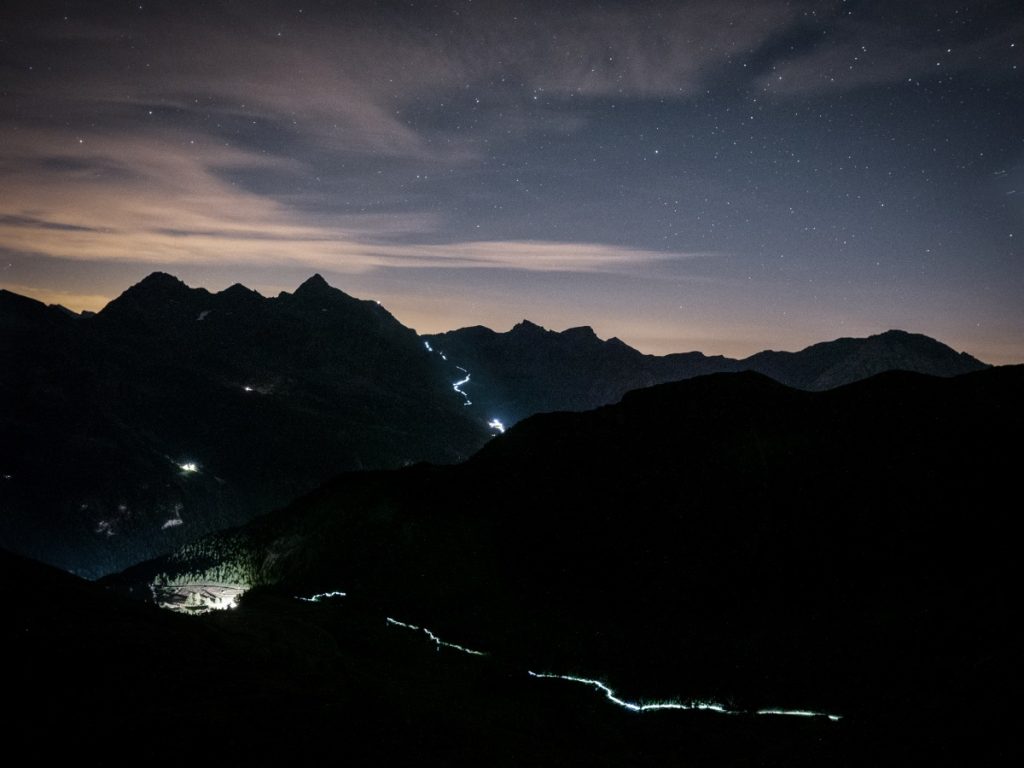 La lunga fila delle lampade frontali dei concorrenti vista dal Rifugio Tournalin. Ph Stefano Coletta