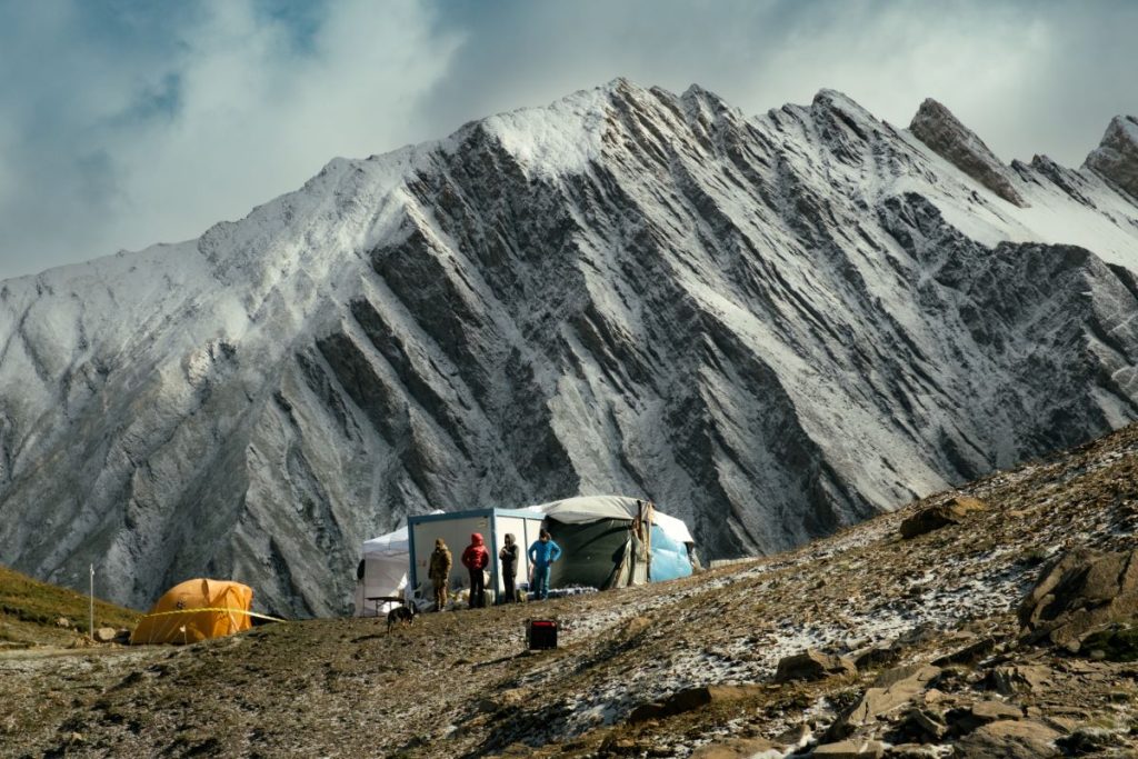 La postazione dei volontari al Colle Entre deux Sauts. Ph Andrea Testa Zzam! Agency