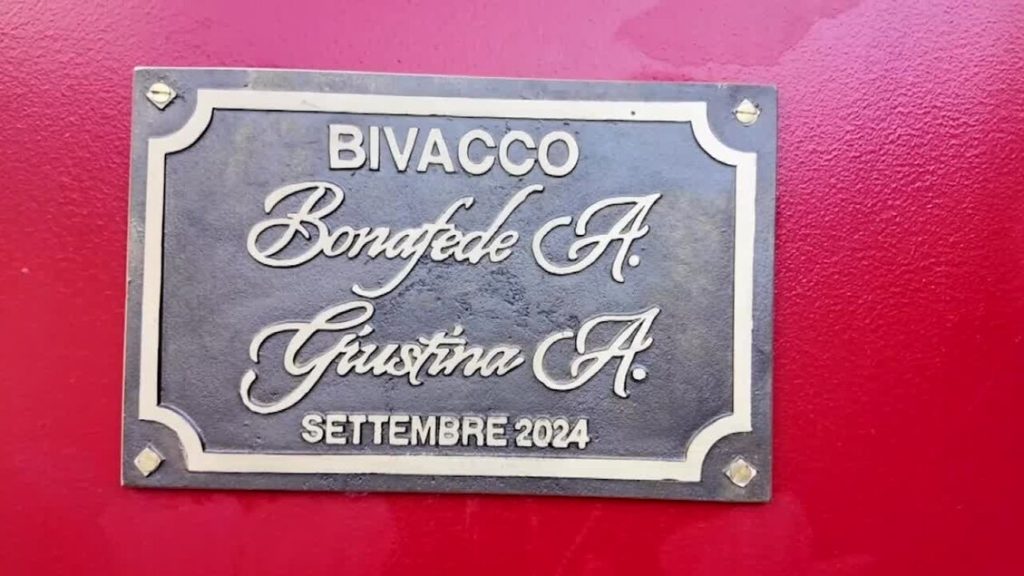 La targa ricordo dei due soccorritori a cui è intitolato il nuovo bivacco.@ Soccorso Alpino e Speleologico Veneto