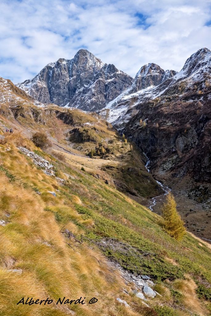 La vista dal sentiero 224 per il lago del Diavolo, sullo sfondo il Rifugio Fratelli Longo. Foto Alberto Nardi