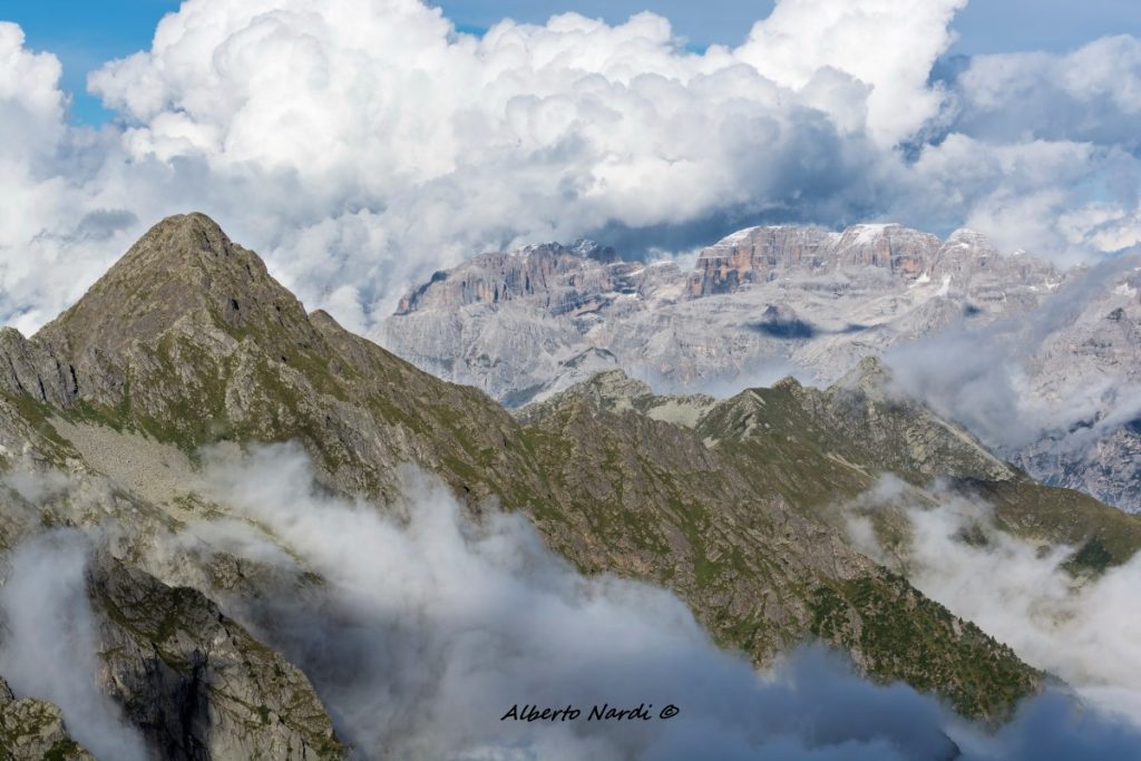 Le Dolomiti di Brenta e la vetta del Cimone di Pra Secco viste dal Rifugio Carè Alto . Foto Alberto Nardi