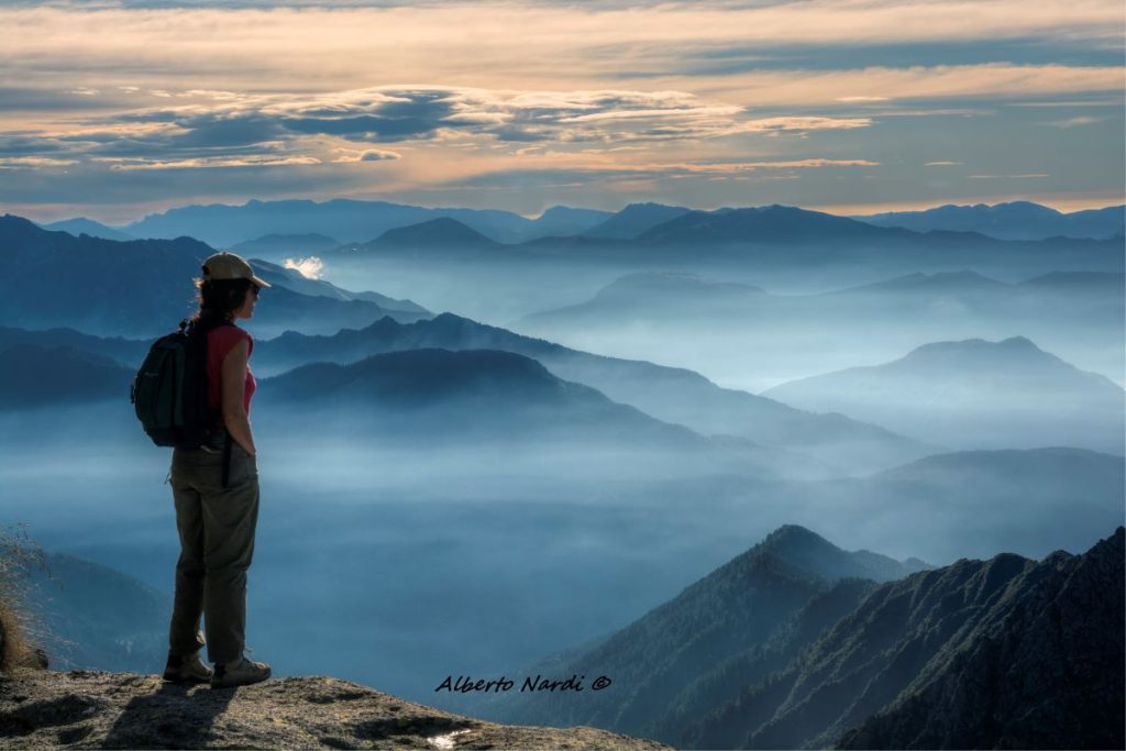 Le cime della Val Rendena e delle Dolomiti di Brenta dal Rifugio Carè Alto nella foschia del primo mattino. Foto Alberto Nardi