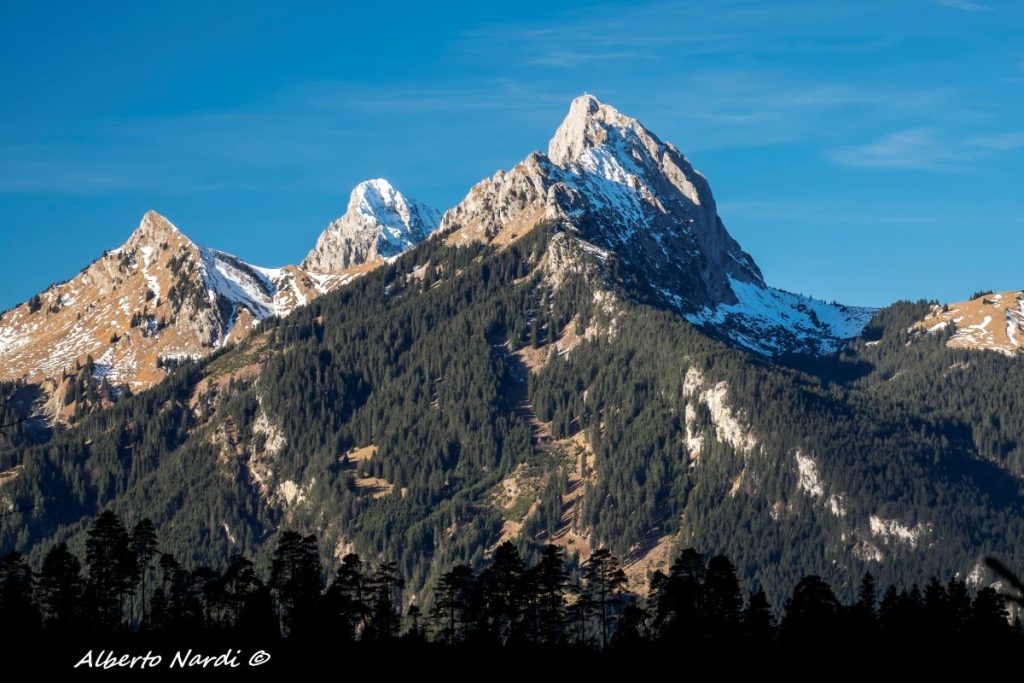 Lo Gehrenspitze (2163 m) visto dal sentiero circolare della Stuibenfalle. Foto Alberto Nardi