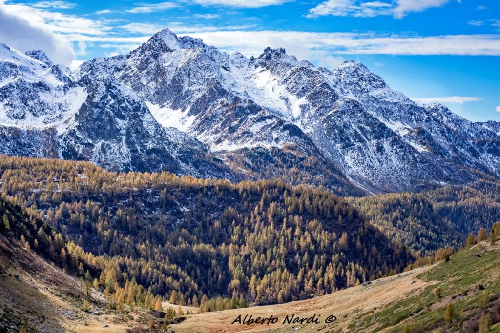 Lo spettacolo delle Alpi Orobie dal sentiero 224 per il lago del Diavolo. Foto Alberto Nardi