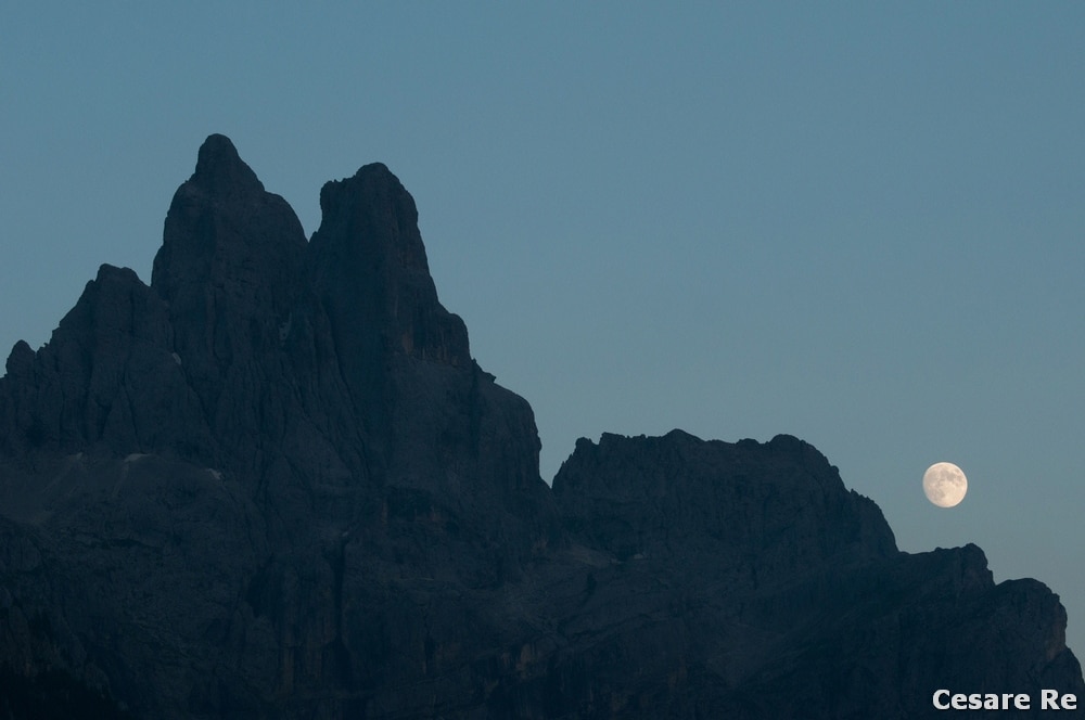 Nikon D 700, Nikkor 80-200 2,8 AFD; iso 400, f 8, 1/200 di sec. Treppiede. Misurazione esposizione sulla luna.
