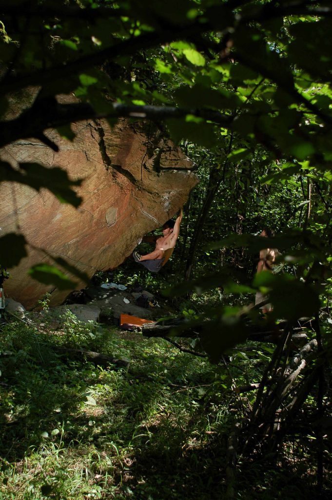 Magia rossa sui blocchi di serpentinite del fondovalle della Valmalenco, foto M. Comi