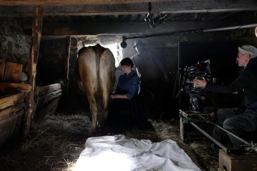 Martina Scrinzi durante le riprese di Vermiglio