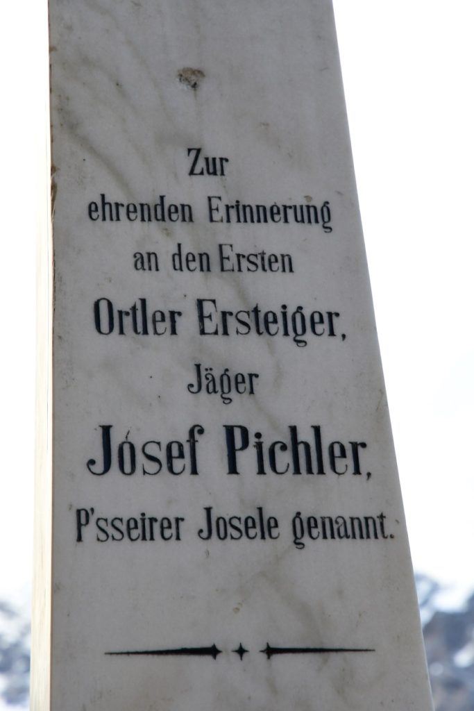 Monumento a Pichler accanto alla strada dello Stelvio, foto Stefano Ardito