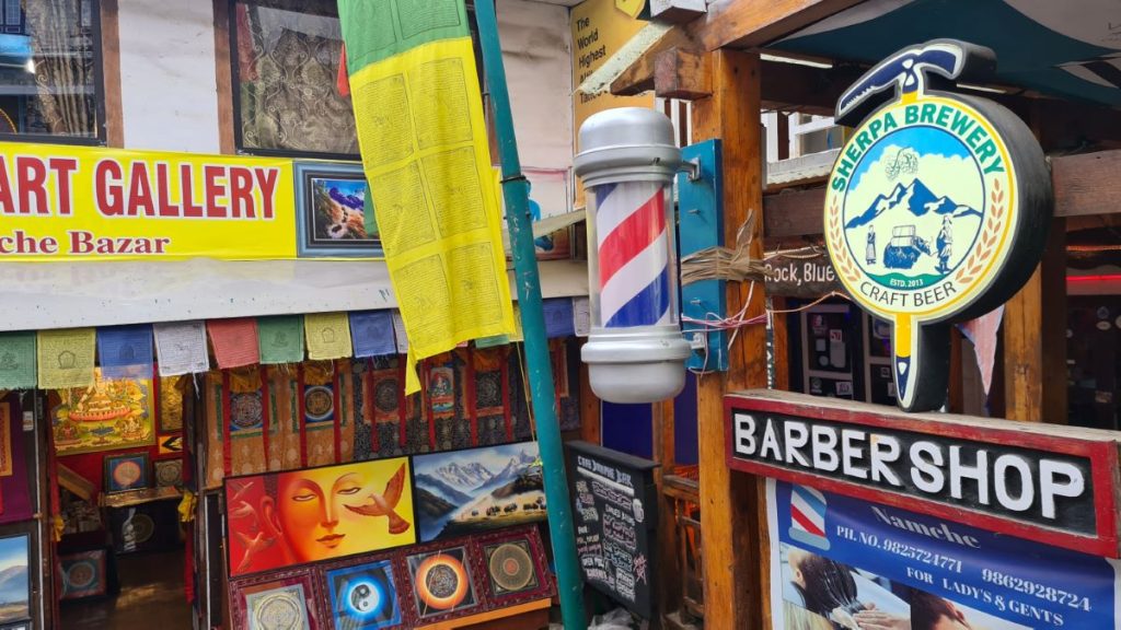 Namche Bazar, insegne, foto SA