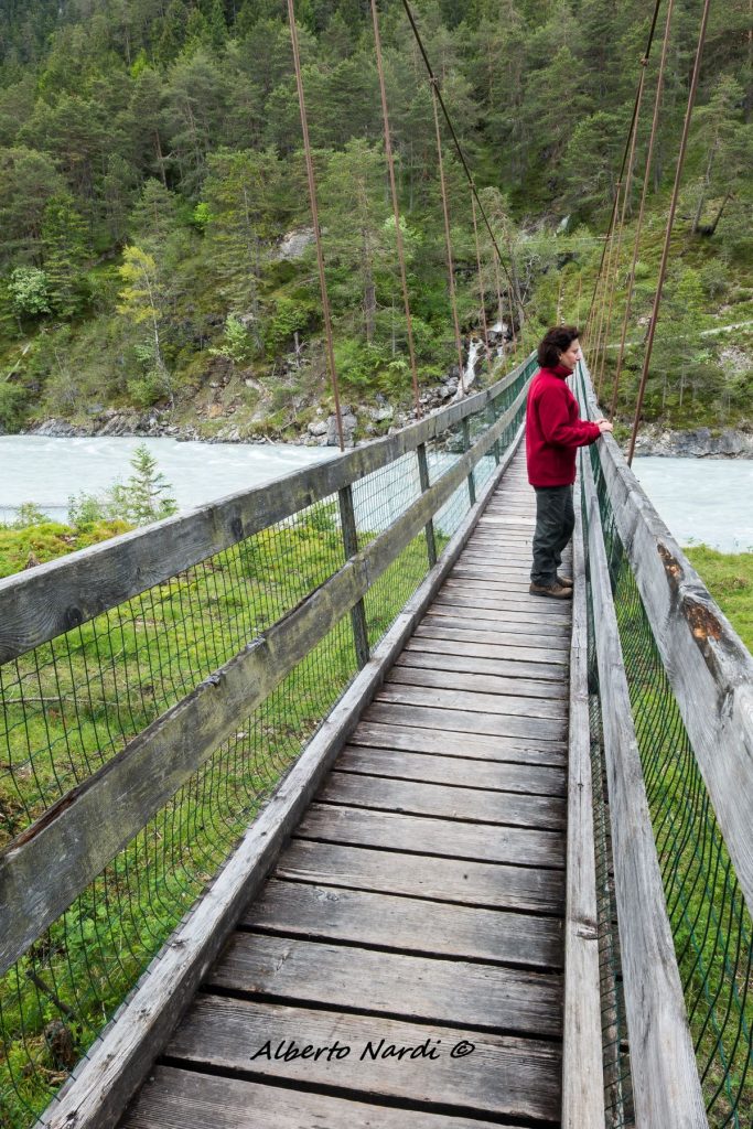 Ponte sospeso sul fiume Lech, presso il villaggio di Forchach. Foto Alberto Nardi
