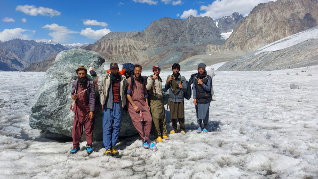 Portatori durante il trekking 2023. Sullo sfondo, a destra, il Dadalbho. Foto A. Giolitti