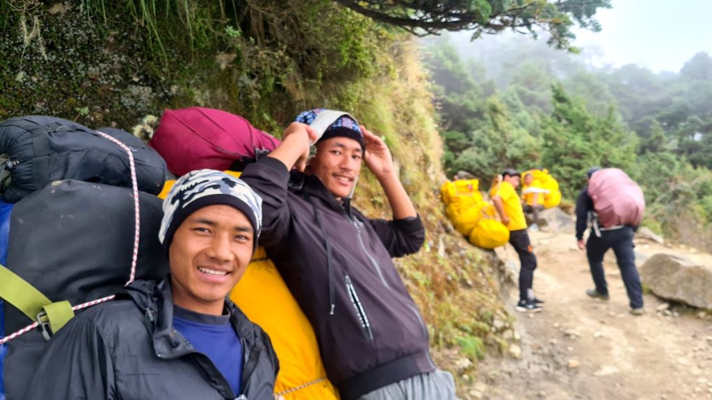 Portatori verso Tengboche, foto SA