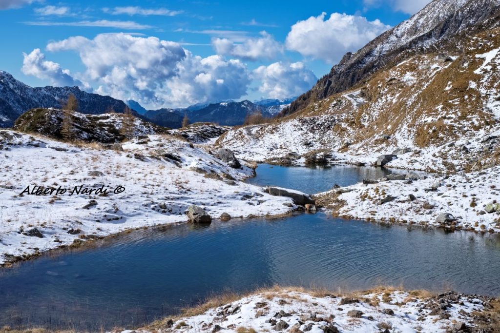 Prima neve lungo il sentiero. Foto Alberto Nardi