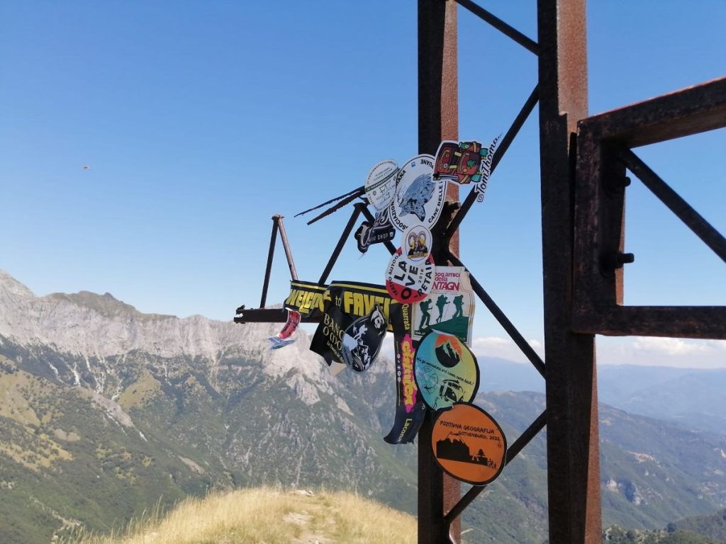 Pulizia sul Monte Croce, Apuane. Foto Ettore Pettinaroli