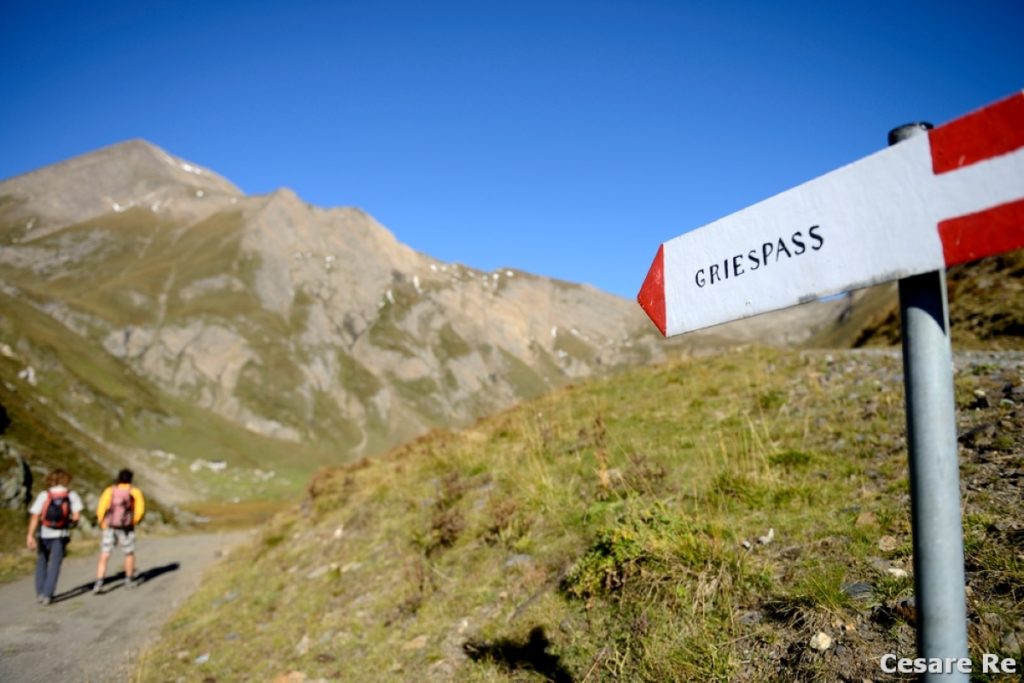 Si cammina a lungo su strade di servizio delle dighe. Foto Cesare Re