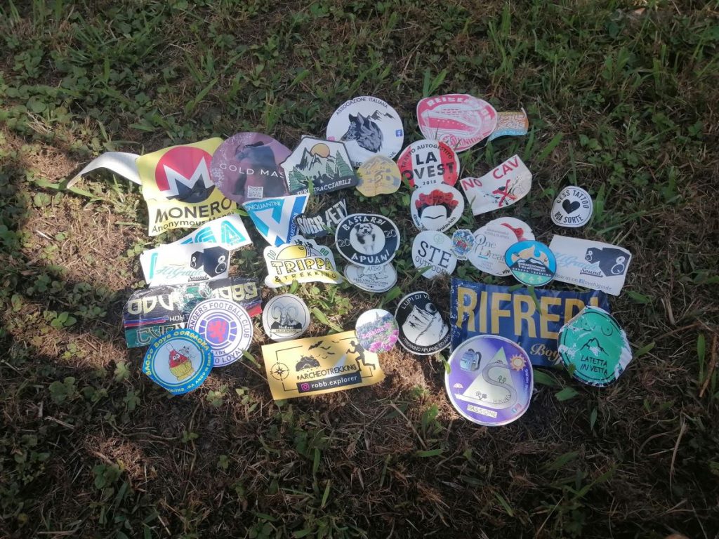 Stickers apuani. Foto Ettore Pettinaroli