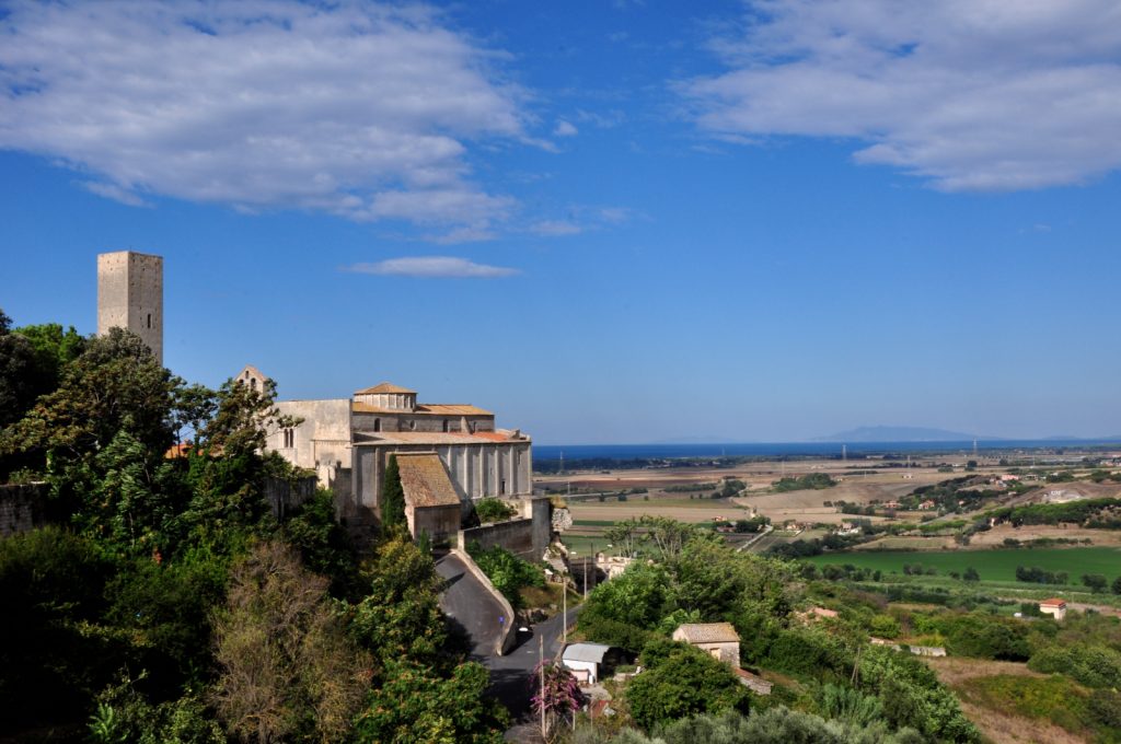 Tarquinia, Santa Maria di Castello e il Tirreno, foto Stefano Ardito