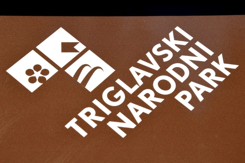 Un cartello del Parco del Triglav, foto Stefano Ardito