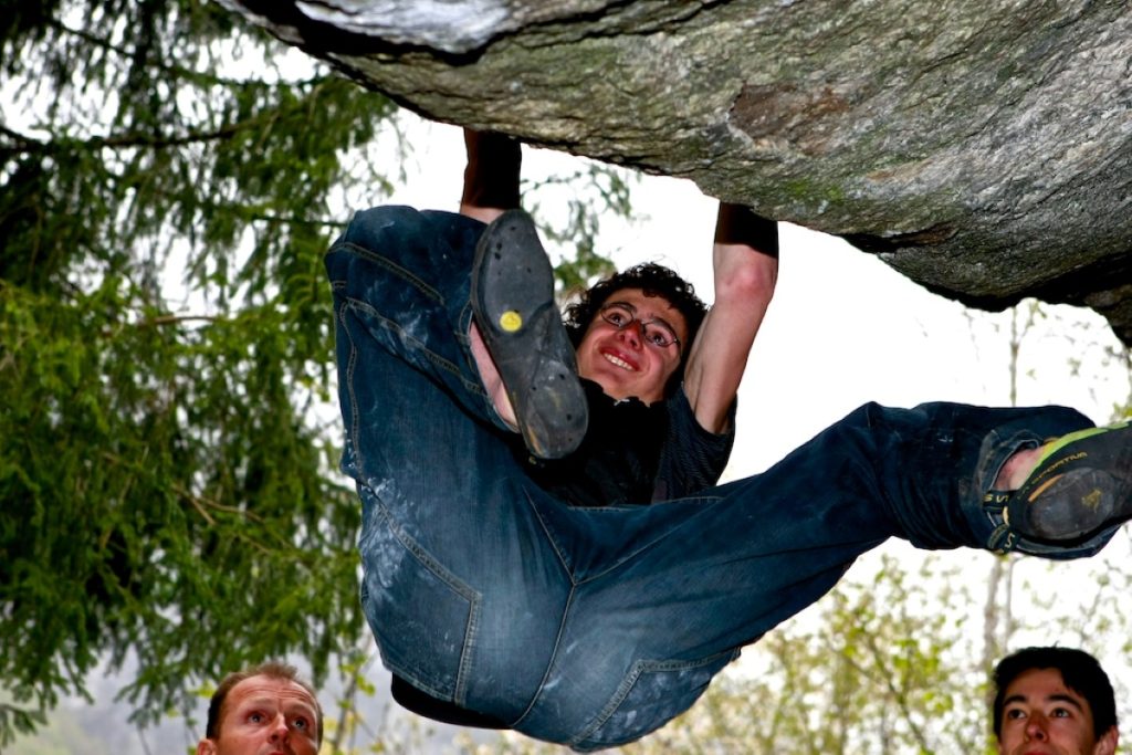 Un giovanissimo Adam Ondra aggrappato al granito della Val di Mello, foto archivio Melloblocco 2013