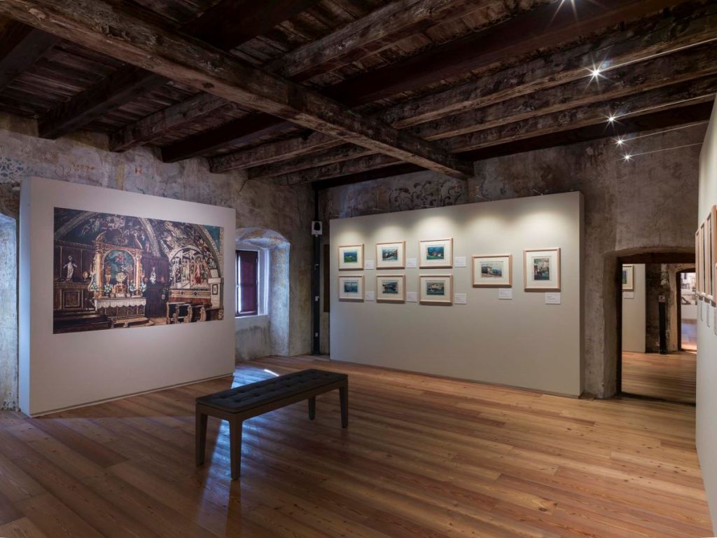 Una sala della mostra allestita a Castel Caldes