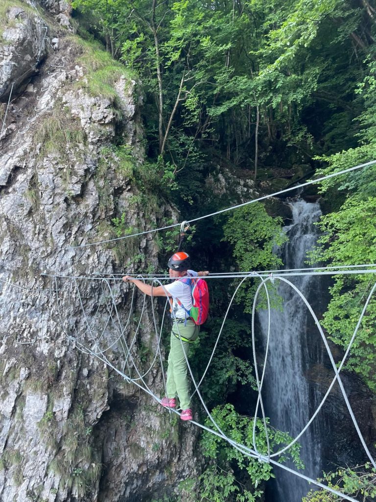 Uno dei ponti tibetani lungo la ferrata Val del Ri
