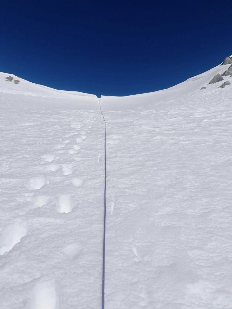 Verso una cornice di neve aggettante, percepisco non solo il lato che mi sta sopra la testa, ma anche quello che non riesco a vedere, foto M. Comi
