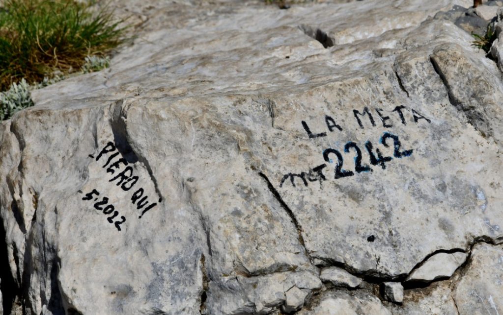 Vetta della Meta, congratulazioni a Piero, foto Stefano Ardito