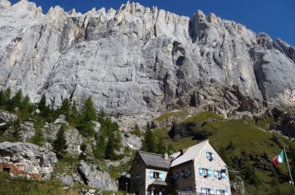 Il rifugio Falier ai piedi della sud della Marmolada, da dove sono partiti i due sfortunati alpinisti