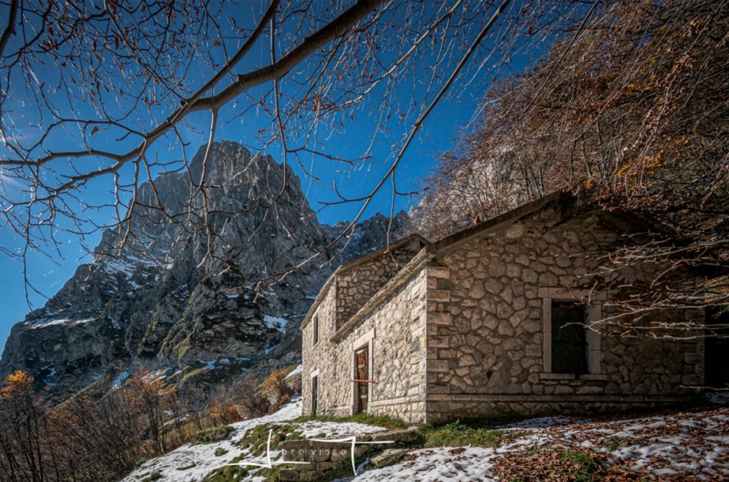 Il Rifugio San Nicola e la Vetta Orientale del Corno Grande. Foto Luigi Tassi