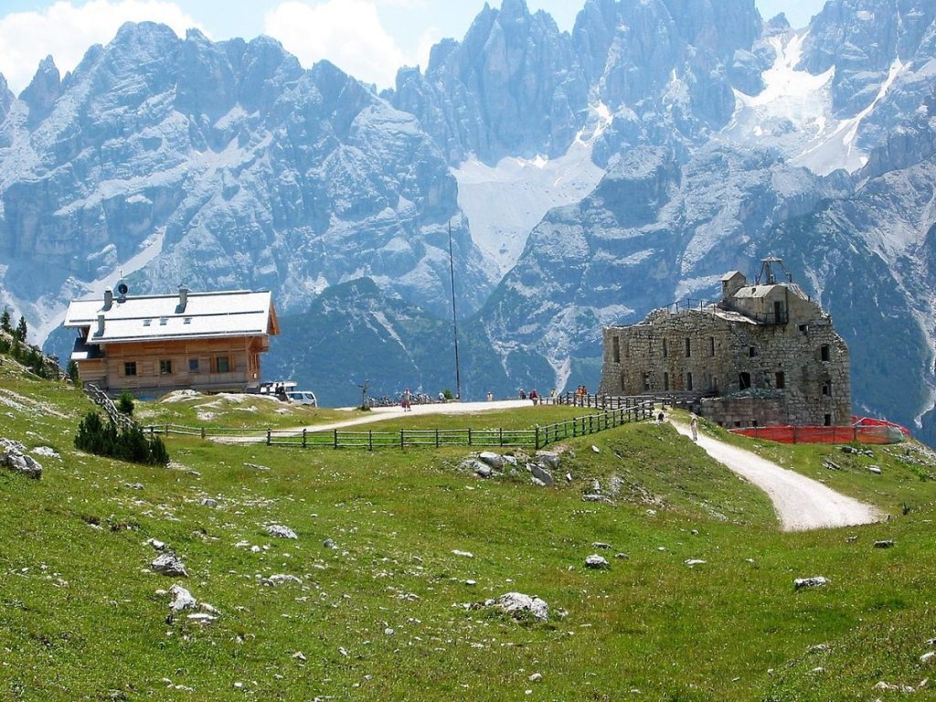 Il rifugio Vallandro e il Forte Prato Piazza @ Wikipedia
