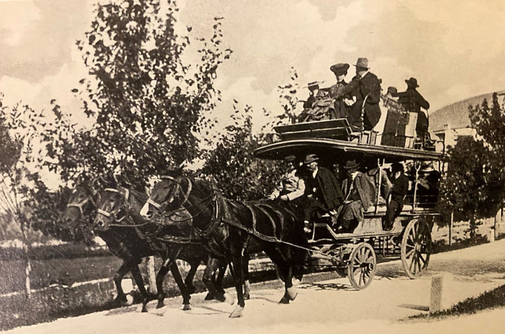 La diligenza postale a cavalli lungo la Strada di Alemagna , dal 1834 ( da Storia di Cortina d'Ampezzo , La Cooperativa di Cortina, 2008)