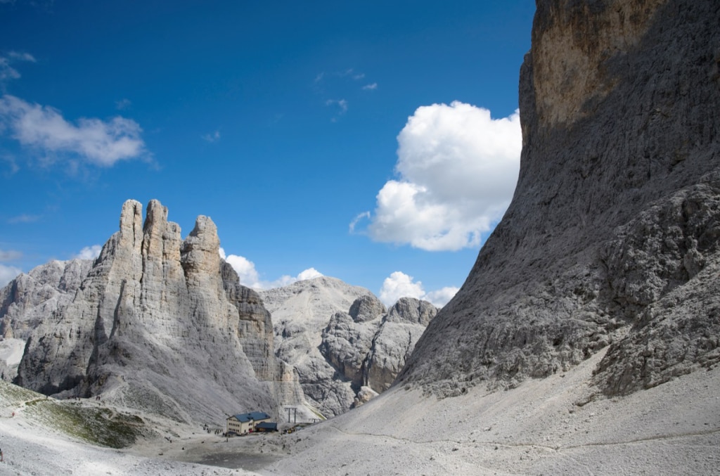 Le Torri del Vajolet e il rifugio Re Alberto. Foto di Umberto Isman