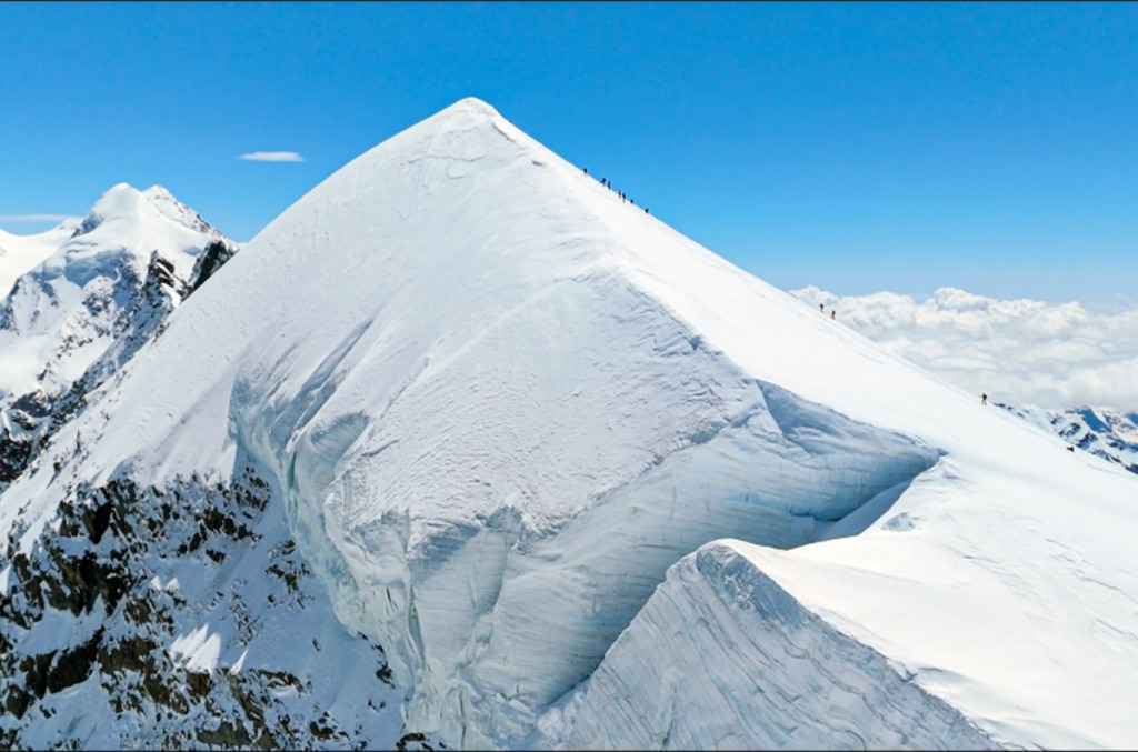 Ritorno al Breithorn. Scialpinisti in vista della vetta
