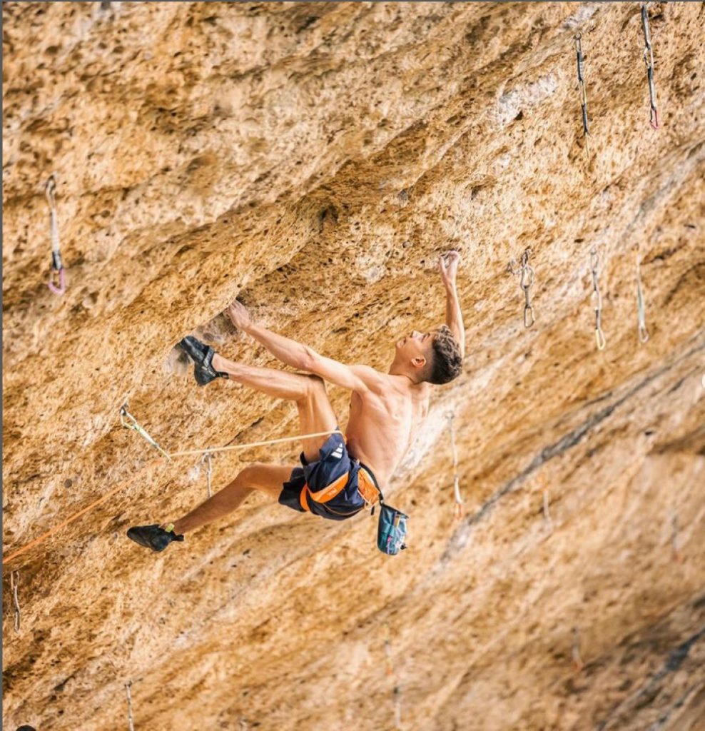 Toby Roberts su Gancho Perfecto 9a+ a Margalef. Foto @javipec, IG toby_climbing