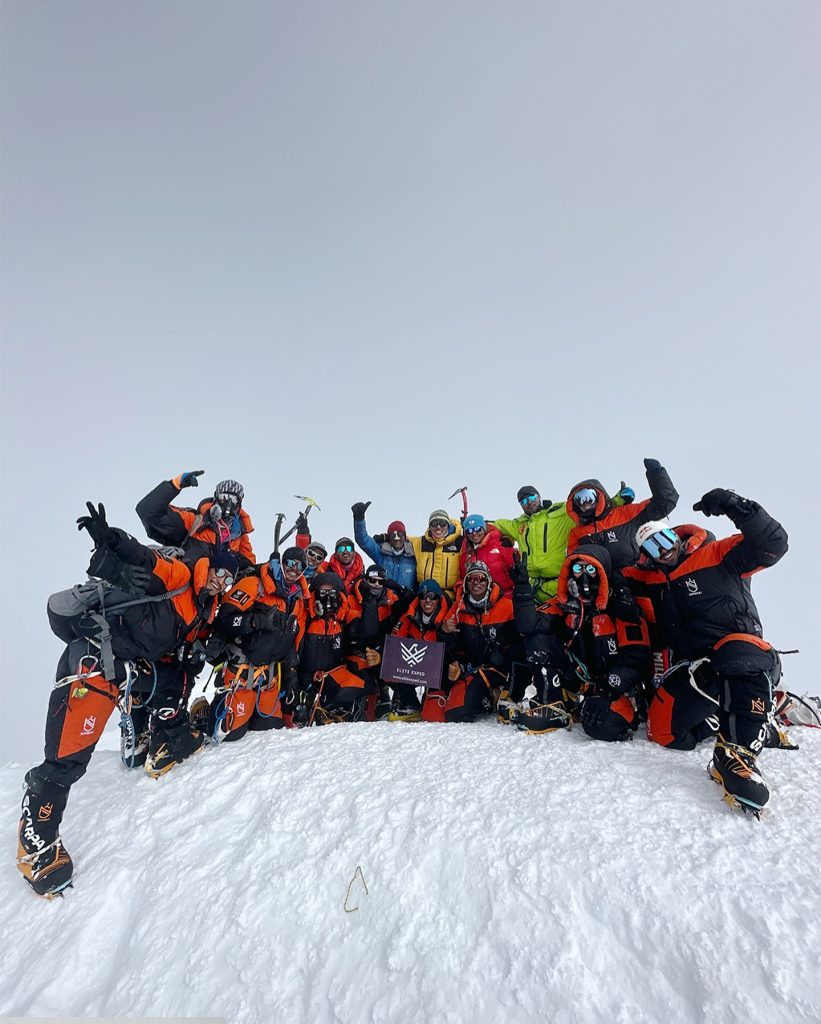 Affollamento in vetta. FB Nimsdai Purja