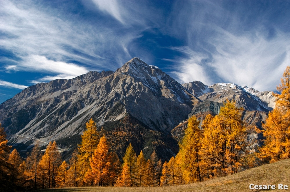 Lo Chaberton, da Champlas Seguin, in Val di Susa. L’effetto del polarizzatore è evidente sia sui colori sia sulle nuvole, evidenti che si staccano nettamente dal cielo. Anche i dettagli e i particolari delle rocce dello Chaberton sono intensi e molto nitidi. Nikon D850; Nikkor 24-70 2,8 AFG; 1/90 sec; f/9; iso 100; polarizzatore.