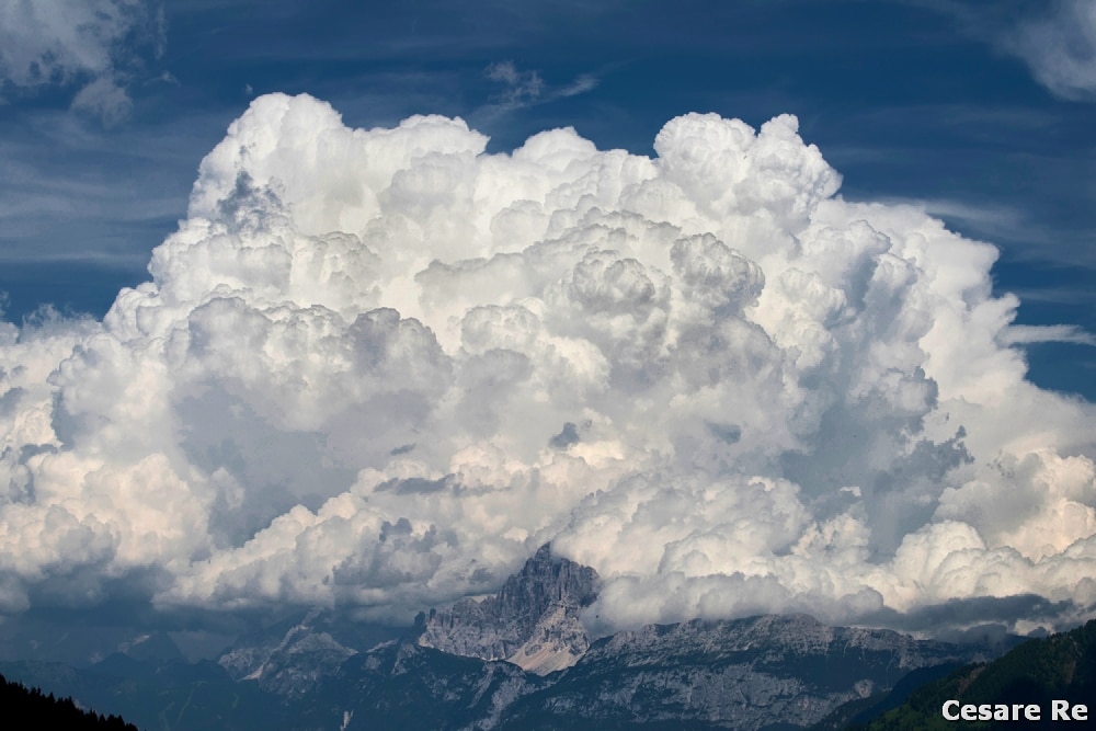 Monte Civetta sommerso dalle nubi. Il profilo della montagna è netto e riconoscibile, ma solo per gli esperti. Il gioco con le nuvole è evidente e molto peculiare. Il cielo è predominante e occupa molto nella composizione. Nikon D810; Nikkor 70-200 4 AFG, focale 100; 1/160 sec; f 81/400 sec; f/9; ISO 200. L’effetto del filtro polarizzatore è molto evidente, soprattutto sulle nuvole e sul cielo.