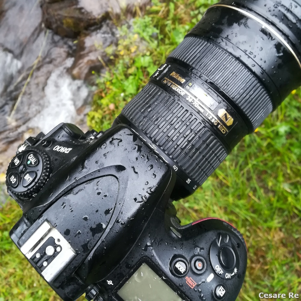 Una Nikon D800, robusta, professionale, tropicalizzata e “scassata”. Dopo una sessione fotografica sotto la pioggia, ha iniziato ad accusare problemi al sensore, con foto verdi, totalmente verdi. Bene, invece, il 24-70 AFG 2,8 che continua a funzionare bene. 